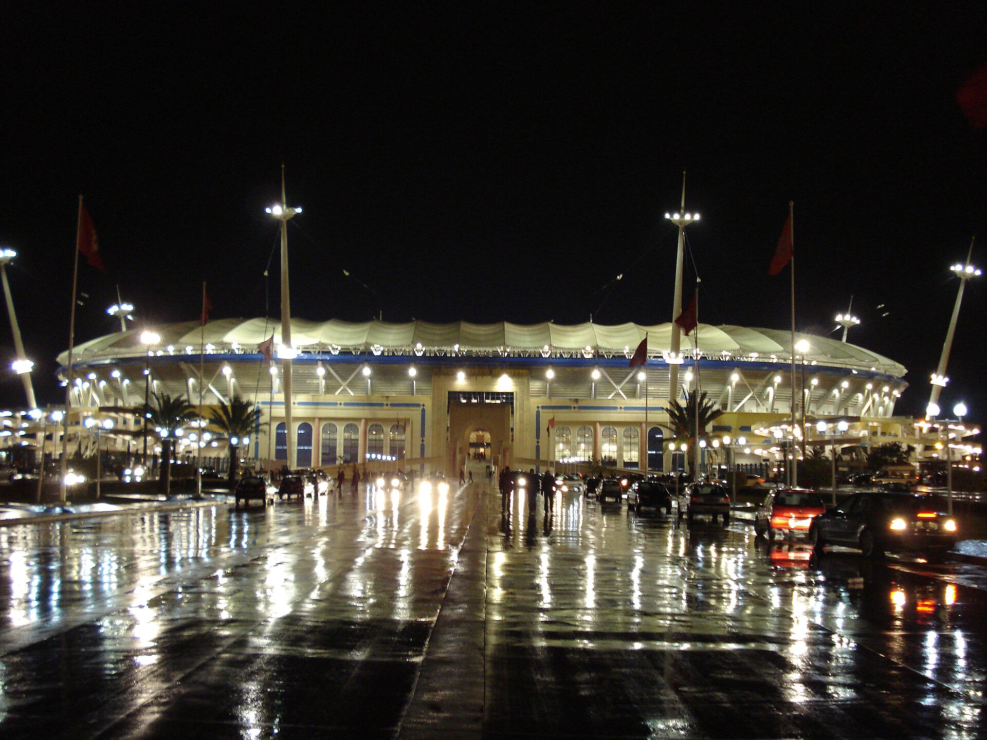Gece ışıkları altında futbol stadyumu ve tribünler; arşiv fotoğrafı